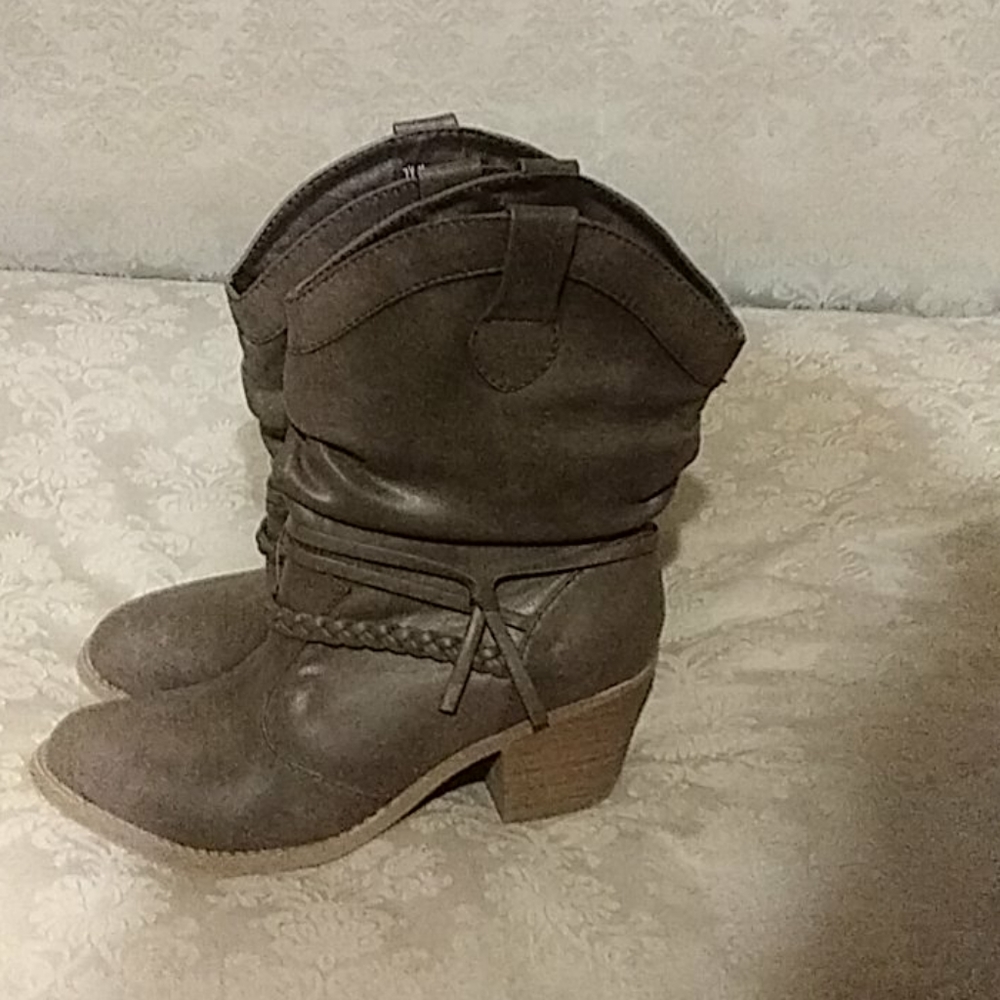 Like new Mudd boots